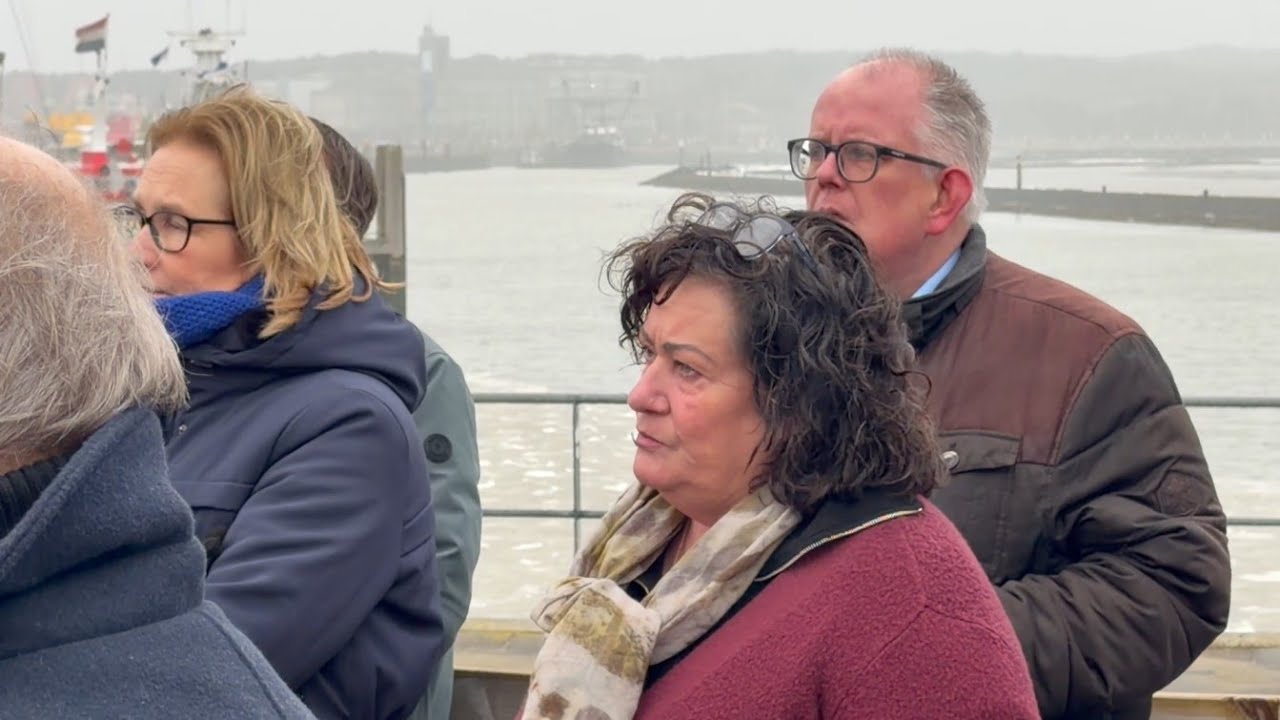Tweede Kamerleden brengen bezoek aan noodlijdende Terschellinger haven