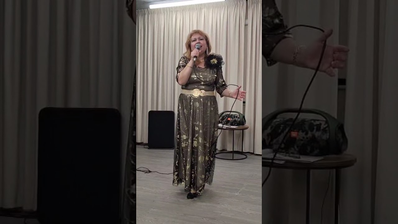 Валентина Исаева, лидер  ГОЛЬЯНУШЕК, поет в ЦМД  Гольяново