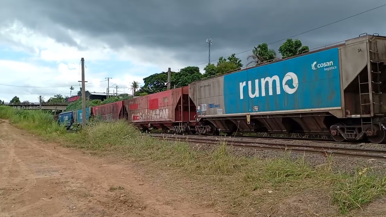 Trem cargueiro passando por Campinas 
