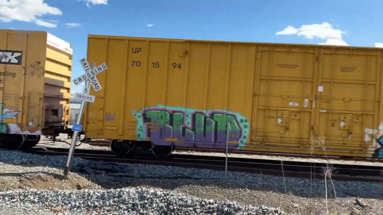I got a wave and a wild horn honk in Attalla Alabama(NS mix freight train)