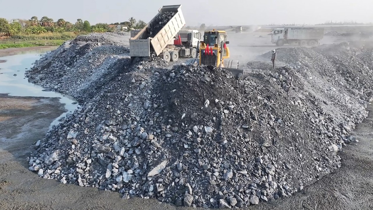 Amazing Job !! SHANTUI Bulldozer Pushing Stone Into Mud With 25T Dump Trucks Unloading Stone
