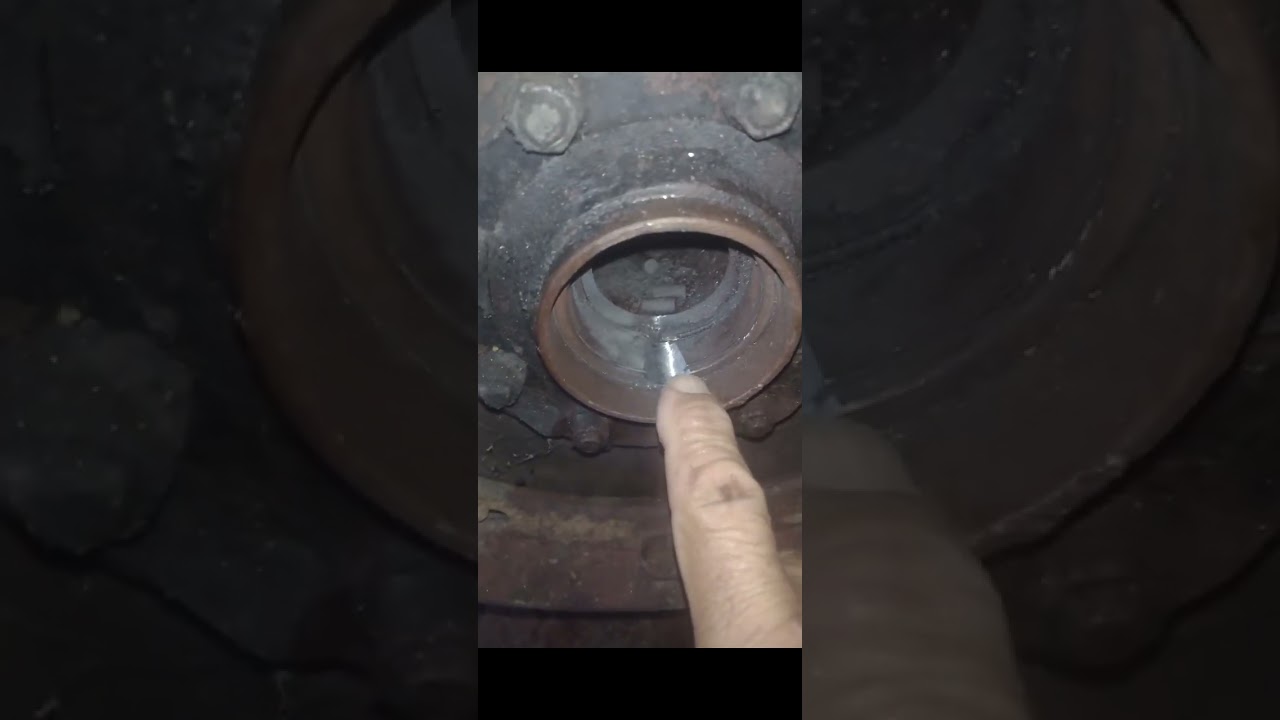 Trocando rolamento das rodas traseiras da Toyota Bandeirante