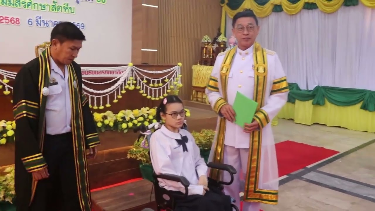 ภาคภูมิใจ รร ธัมมสิริ  พี่ใหญ่ ชั้นม 3 รับวุฒิบัตรจบการศึกษา ผูกข้อมืออวยพรให้นร  ประสบความสำเร็จในก