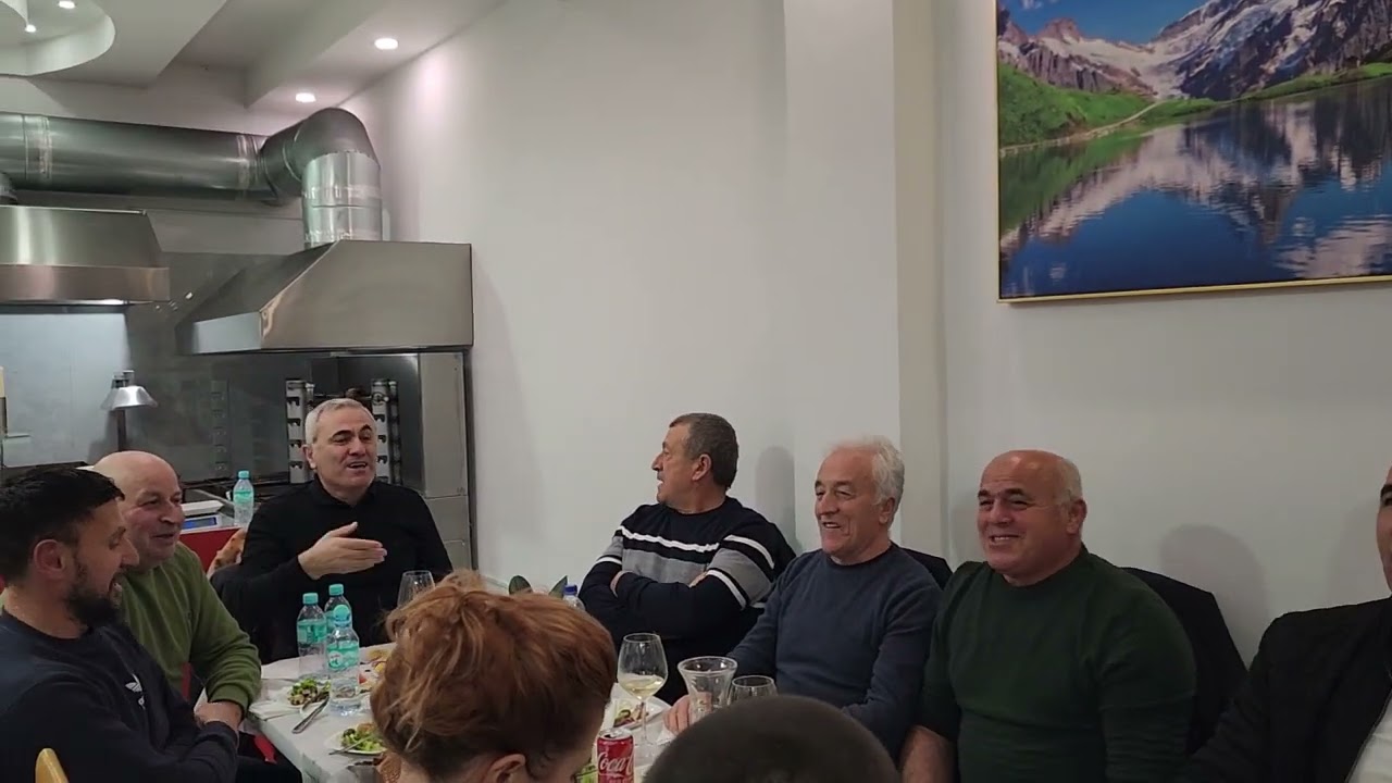 Suprize Zeri i Bilbilit feston festat e fundevitit Taronin te rrapi tende.