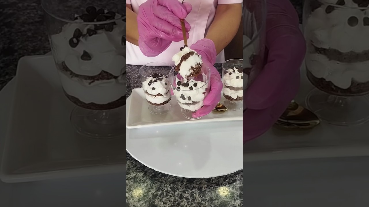 Postre fácil en copitas con bizcochuelo y chantilly 🍫✨