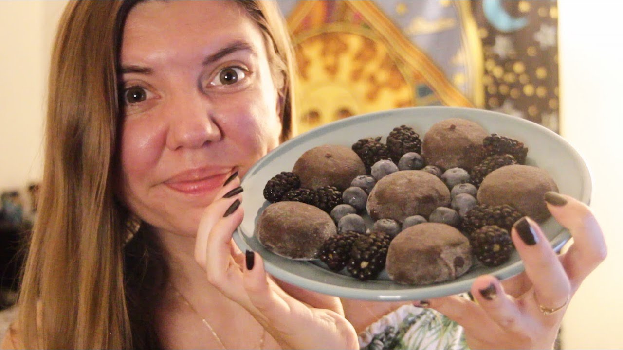 АСМР ем моти и фрукты! (Звуки и шёпот во время еды) 😋