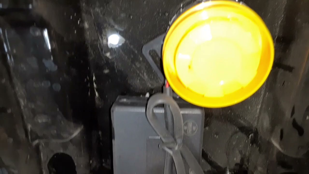 Instalándo GPS veloci xeverus y alarma a detalle mucha atención al video .  veloci xeverus XR2 negra