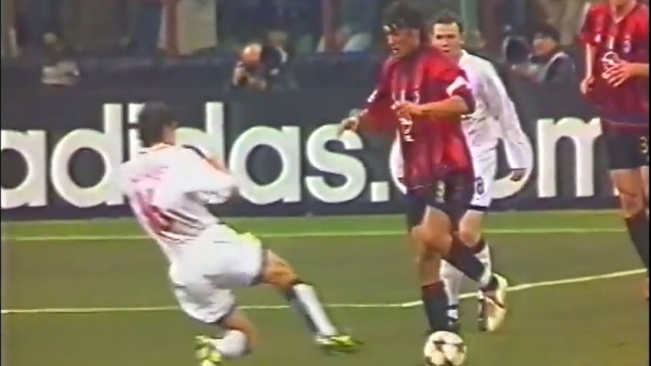 Roy Keane tries to break Maldini&rsquo;s legs