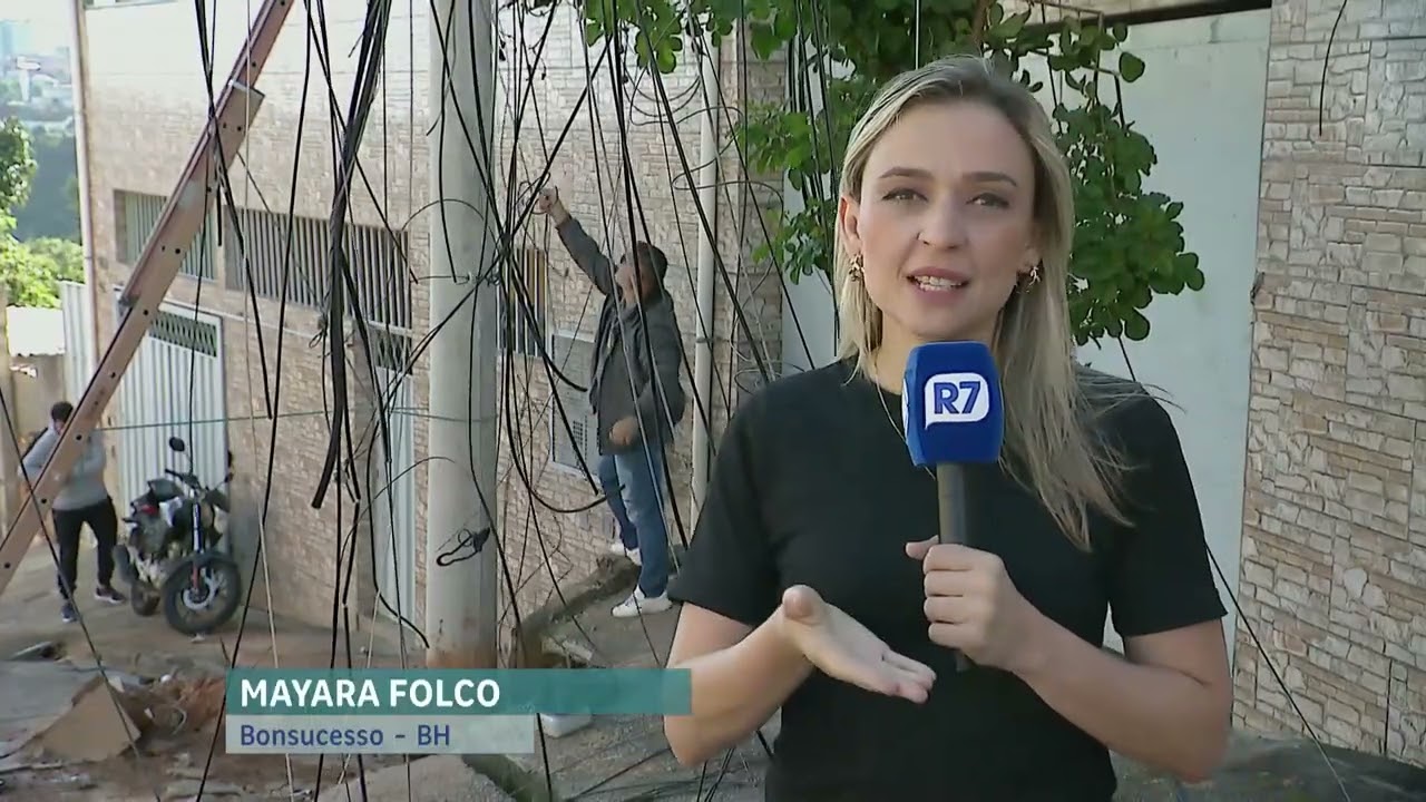 Caminhão arranca fiação e provoca transtornos em Belo Horizonte