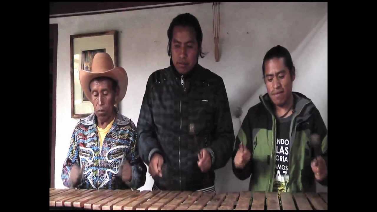 Maestro: Francisco Yaxón junto al Grupo Sotz'ìl
