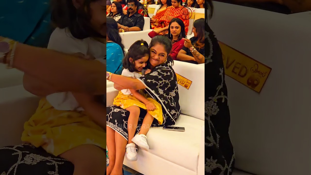 മാല ഞാൻ പൊട്ടിക്കട്ടെ 😁 മഞ്ജുചേച്ചി : നിന്നെ ഞാൻ 🤣 #manjupillai #onairkerala #shorts