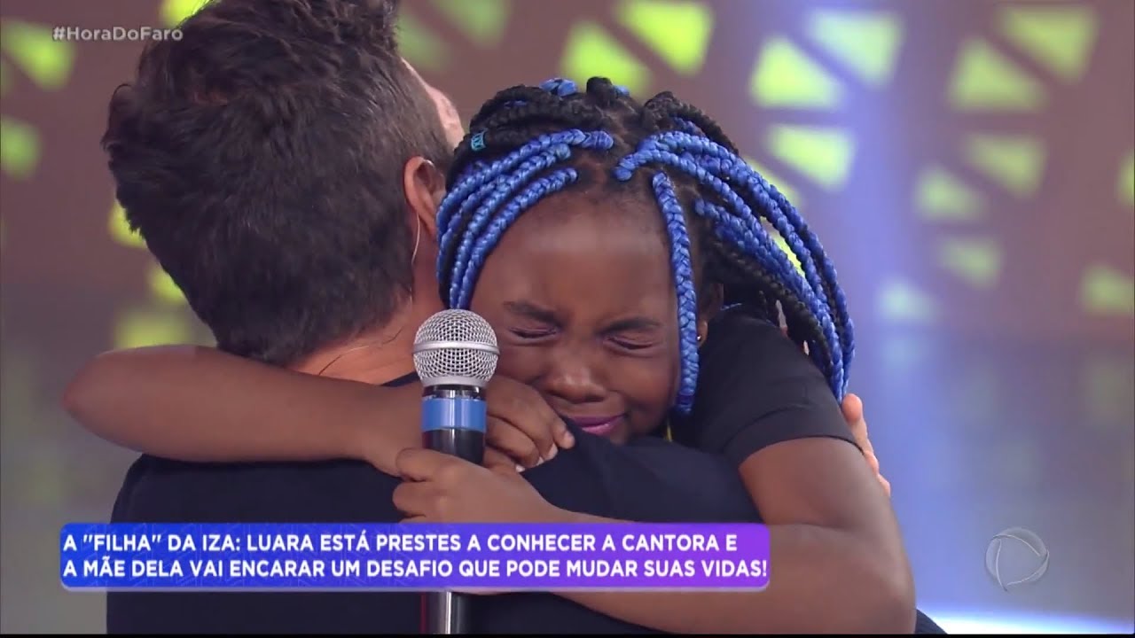 Mini Iza fica emocionada ao encontrar Rodrigo Faro e se declara para a cantora