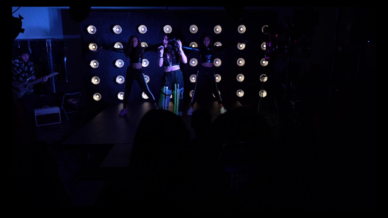Issie Swickle Live Performance 