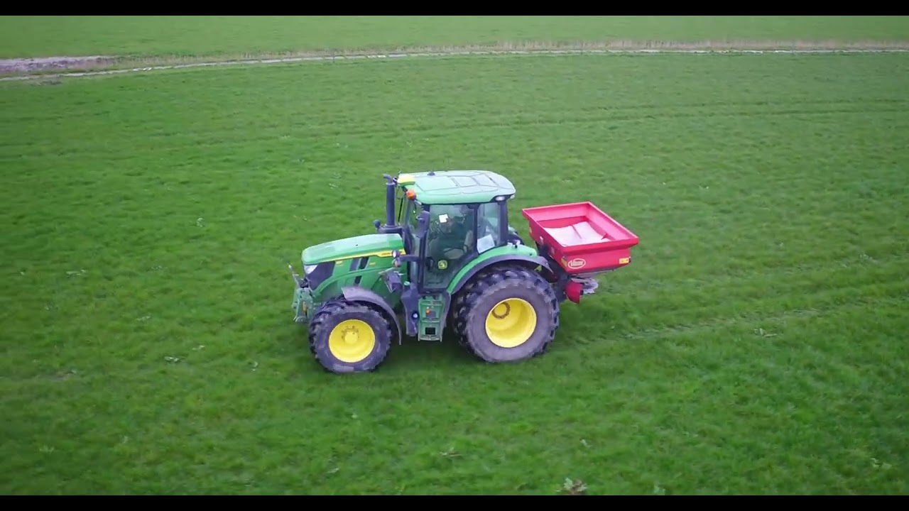 Kunstmest strooien bij Mts. Bosma-Kuiper met een John Deere 6130R