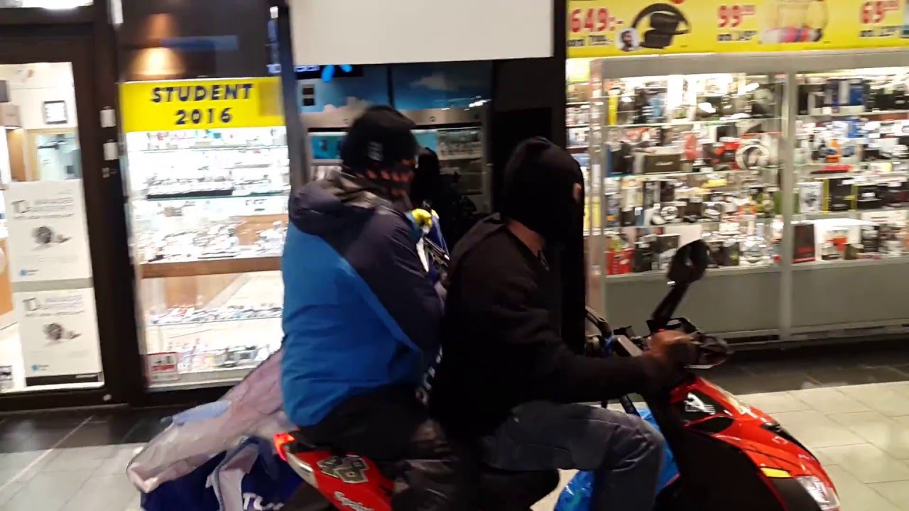 R&aring;n mot Klockmaster i Kista Galleria 160513 (Watch store robbed in Stockholm, Sweden)
