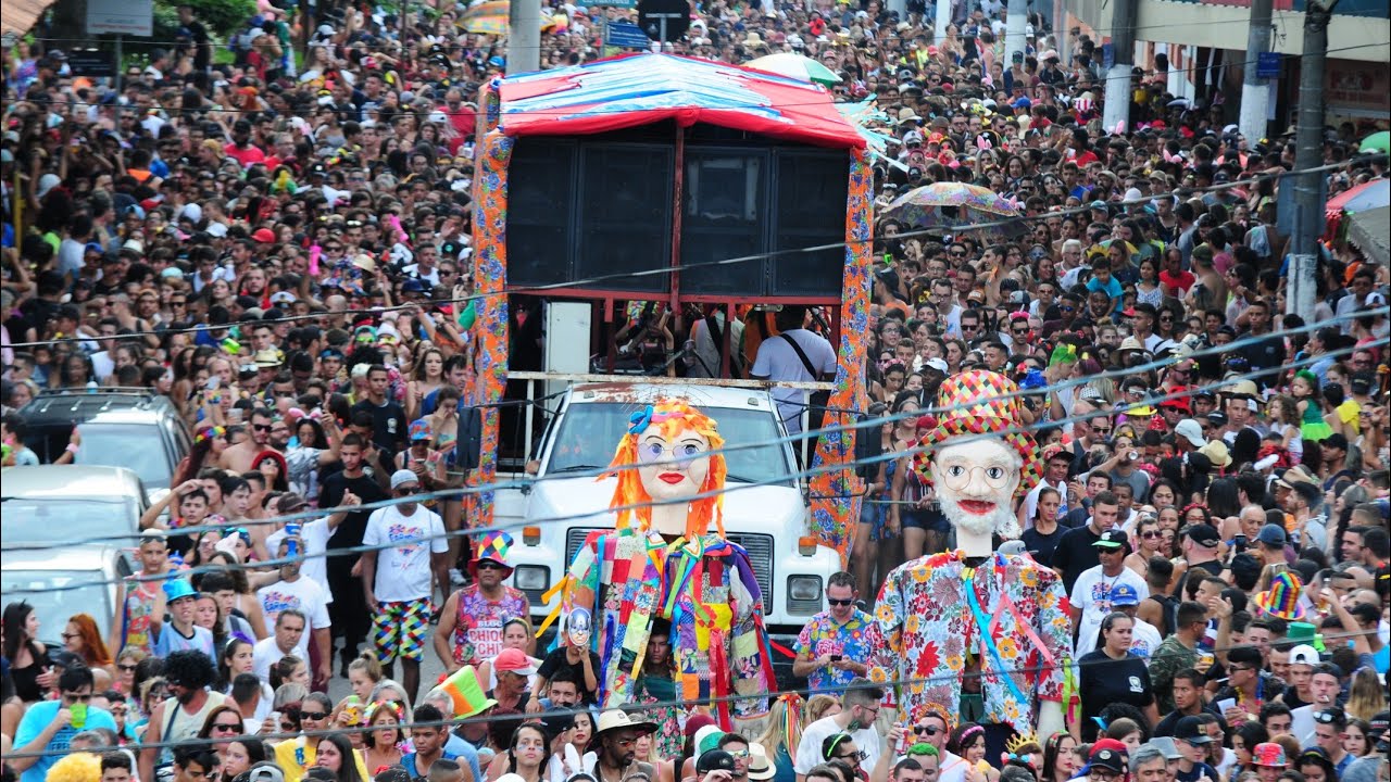 Juca Teles arrasta multidão em seu desfile de 10 anos em Pindamonhangaba
