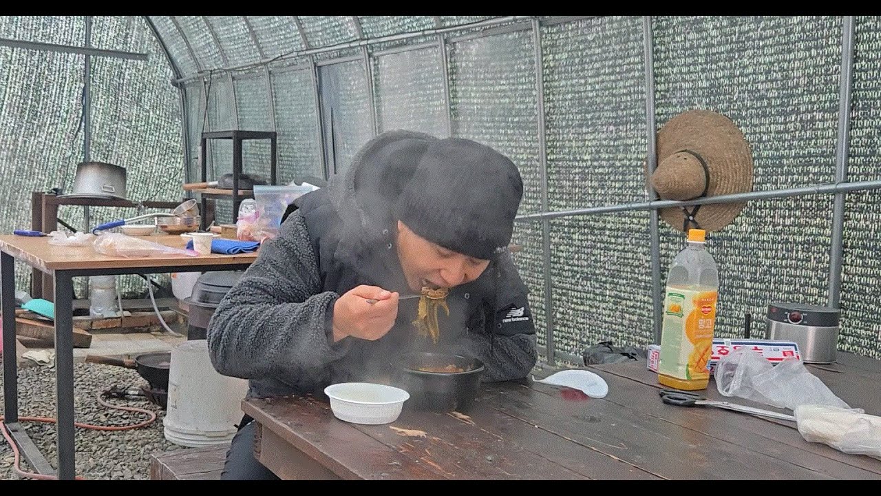 겨울철 별미 우거지 가득한 소내장 해장국 끓여 먹어요