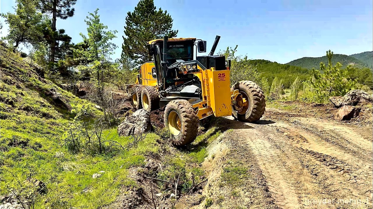 Как грейдер Deere 670 преодолевает каменистые блоки в зеленой зоне #бульдозер #гусеница #трактор