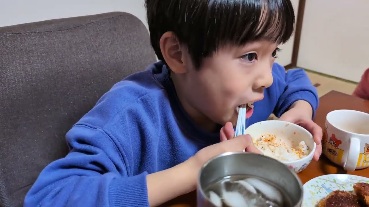 あかさかの箱の動画を見ながら晩ごはんを食べているたっくん。マインクラフトふりかけ。コロッケ。Minecraft sprinkles. croquette. 2026年1月20日。