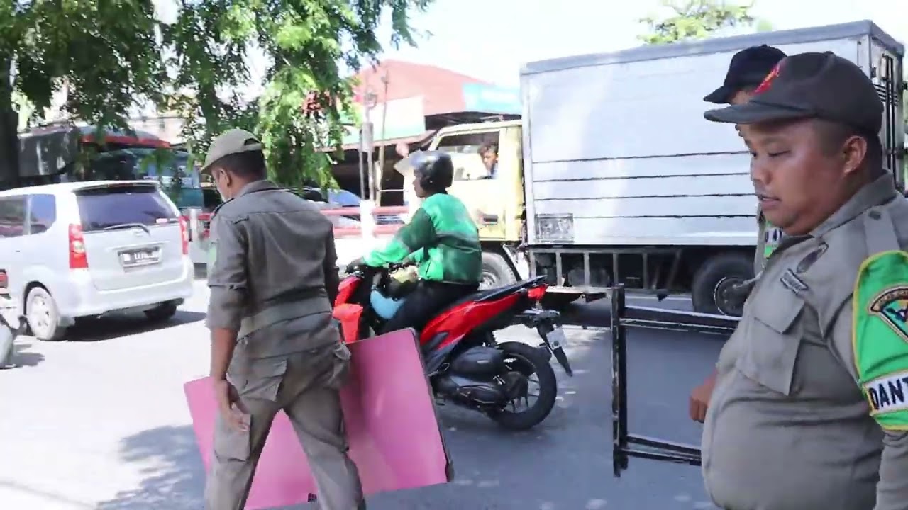 Melaksanakan Operasi Skala Besar dalam Rangka Penertiban Para Pedagang Kaki Lima (PK5)