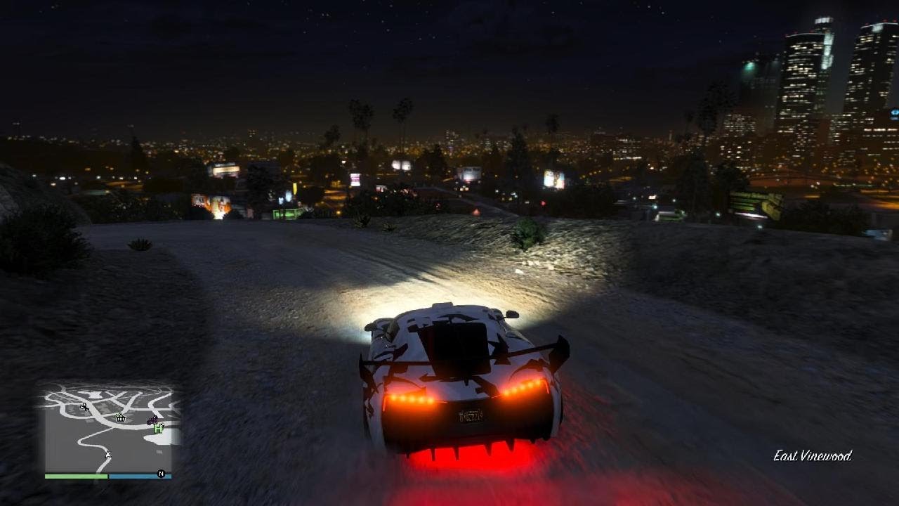 Robbing a store on GTA 5.