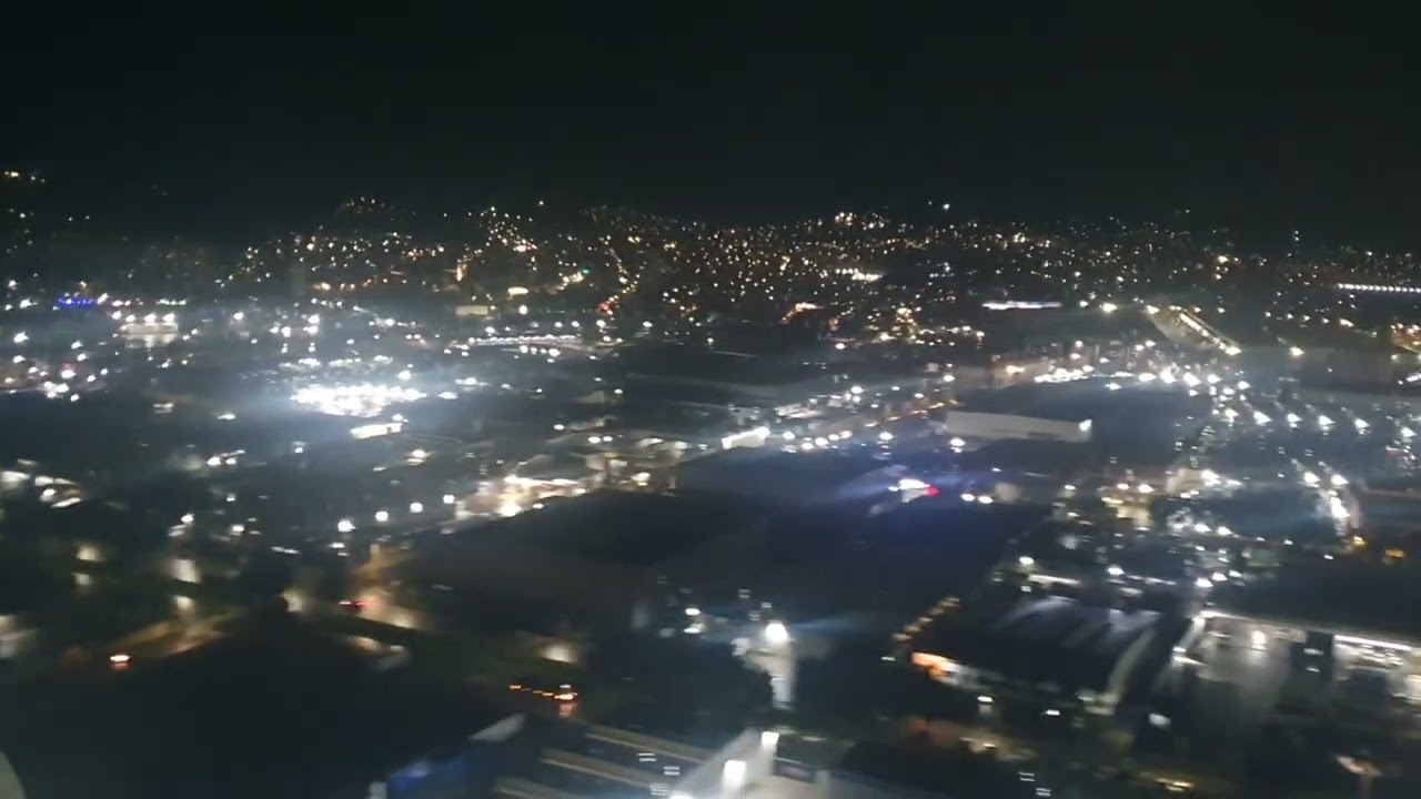 Impressing landing by night at São Paulo Guarulhos Airport