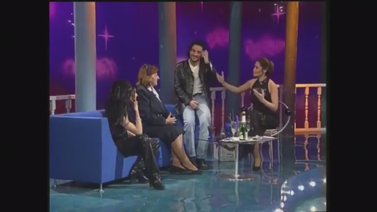 Tarkan, 63 yaşındaki bir hayranıyla şampanya i&ccedil;iyor! (H&uuml;lya Avşar Show - 1996)