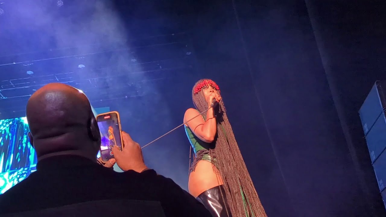 Эрика Баду представляет боди и отрывается на R&B-фестивале в честь Дня благодарения 2023