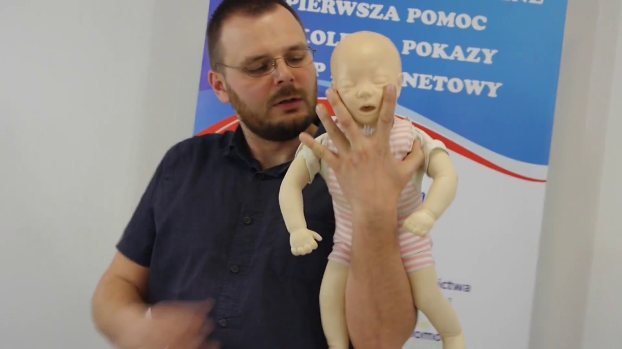 Jak reagować, kiedy niemowlak się zadławi i nie oddycha?