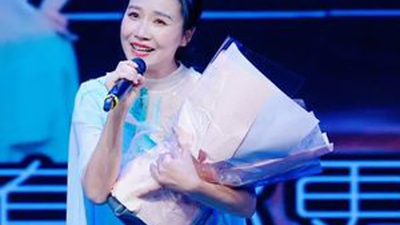 #易君从艺20年好友音乐会 神奇的黄袍山，因为有你就有了梦想。快乐的拍打舞，因为有你更加欢畅@九天说梦 @通城罗杰 @钢筋黑妹🎤