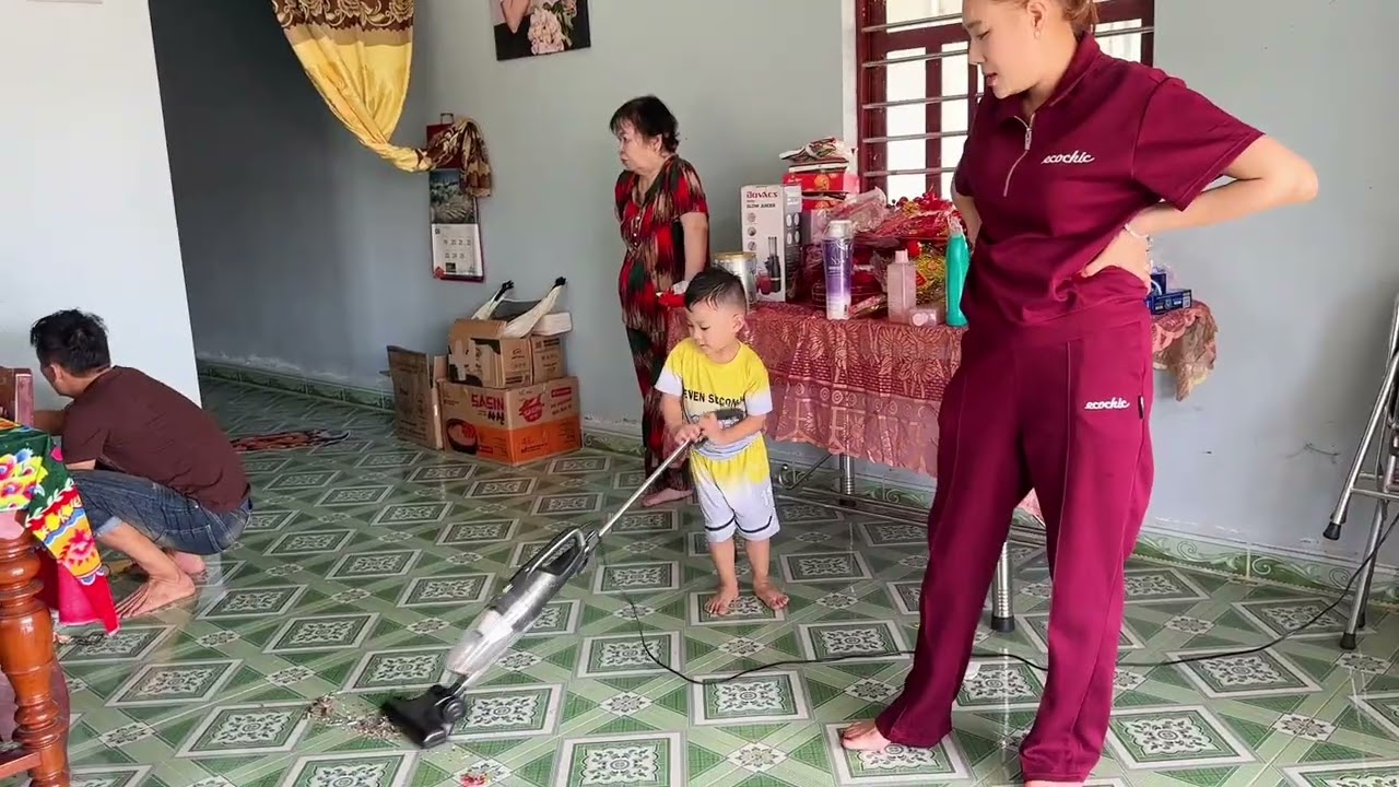 Mới tới nhà cậu 2 tranh thủ dọn dẹp nhà cửa cho 2 cháu chơi đùa thoải mái