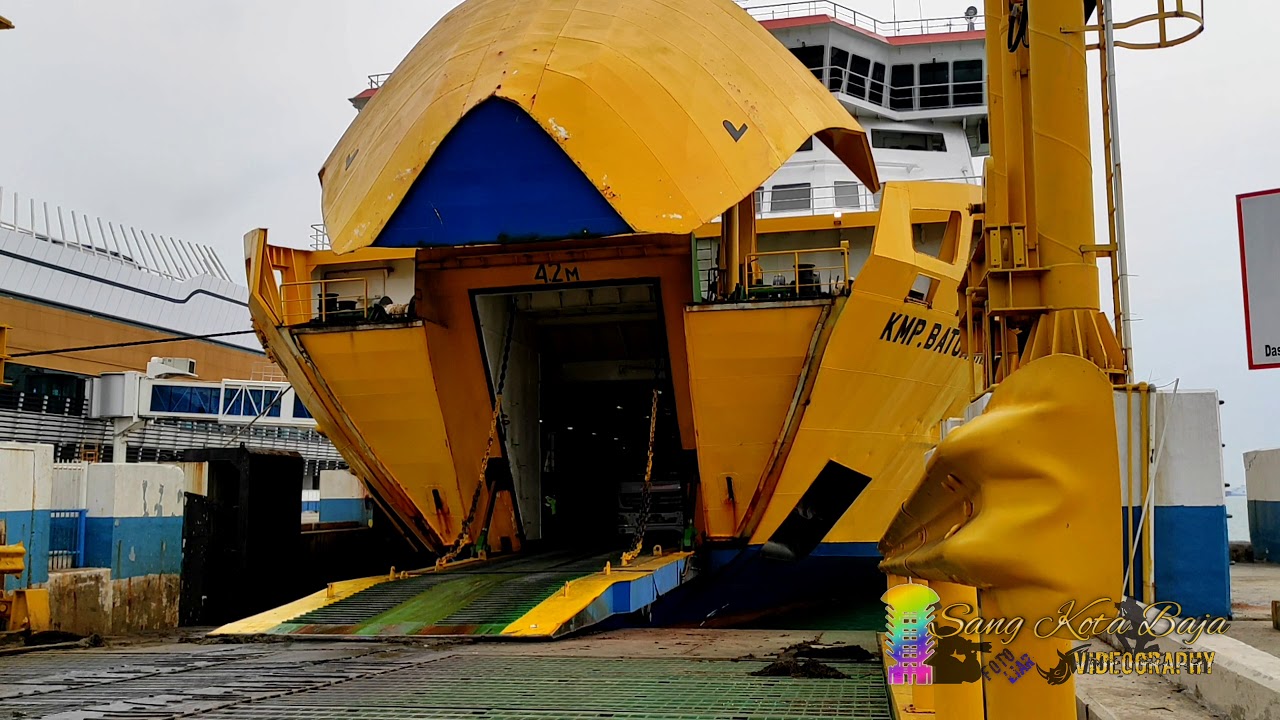 Detik-detik menegangkan saat pintu rampdor KMP. Batu Mandi patah & bocor.