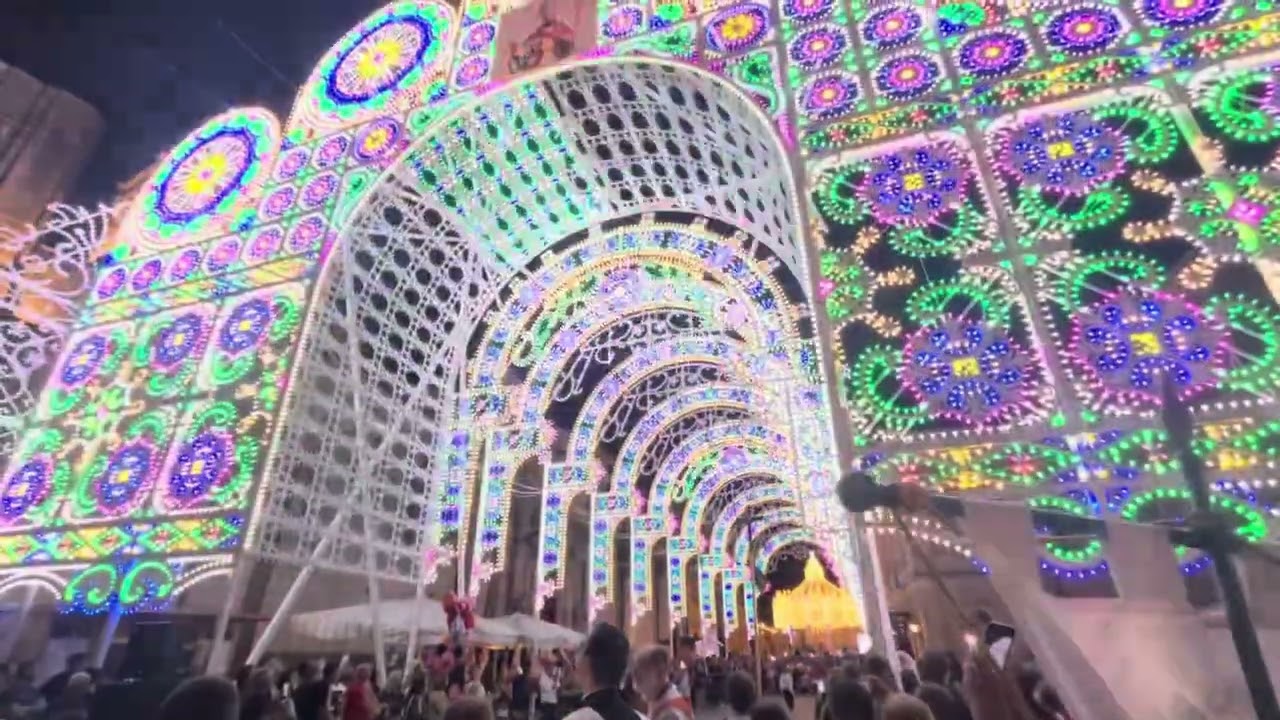 Arrivo della processione di Sant&rsquo;Oronzo a Campi Salentina con l&rsquo;accensione musicale delle luminarie.
