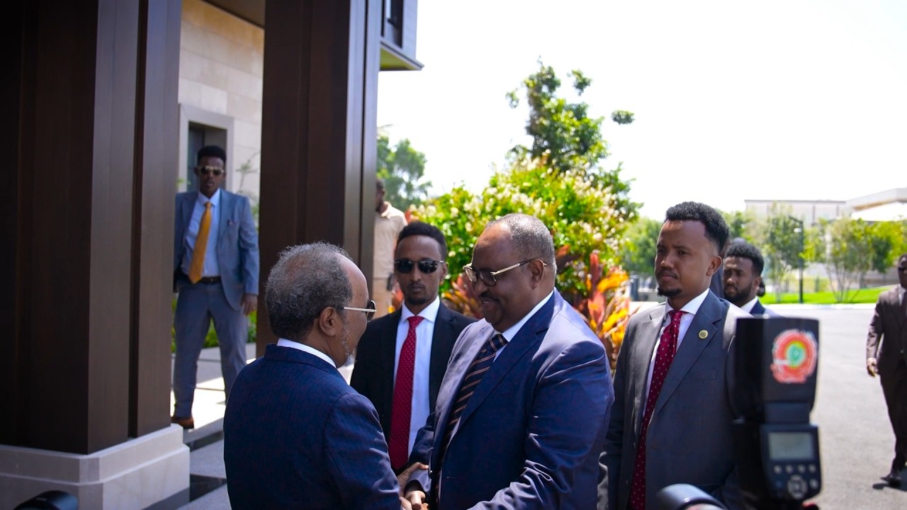 DEG DEG: Xasan Sheekh iyo Axmed Madoobe oo Madaxtooyada isku gacan qaada