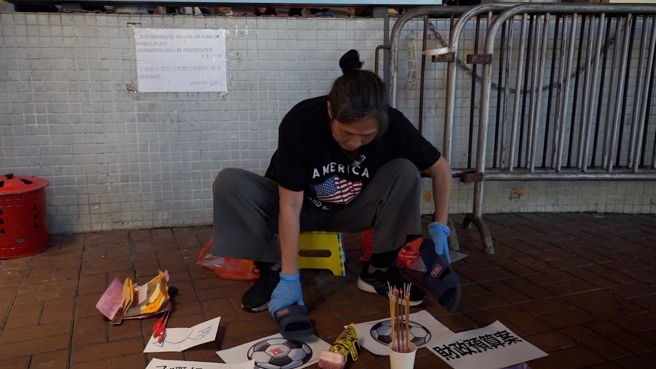 女長毛驚蟄打小人「波」，怒燒「財政預算案」，不滿無派糖予普羅大眾。