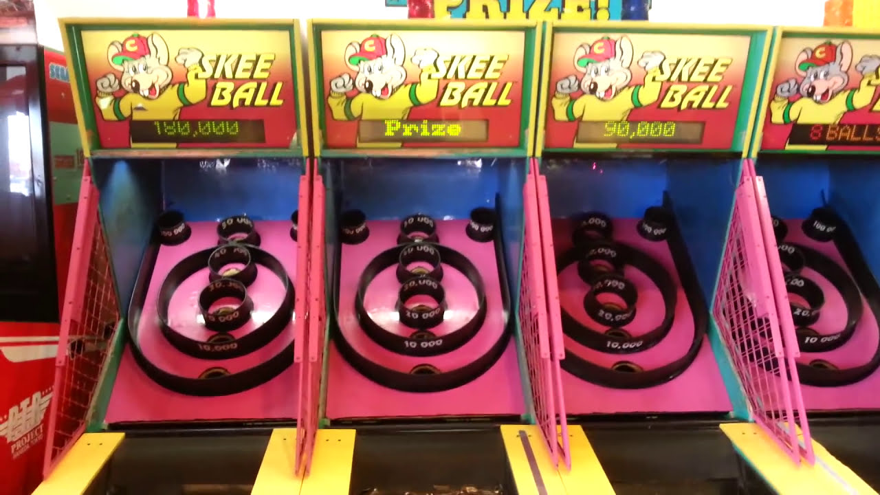 Играем в Skee Ball в Chuck E. Cheese и выигрываем ДЖЕКПОТ!