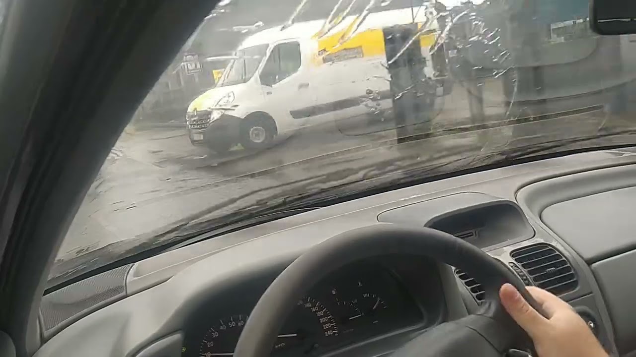Renault Laguna 1.9 dTi diesel ride in the rain