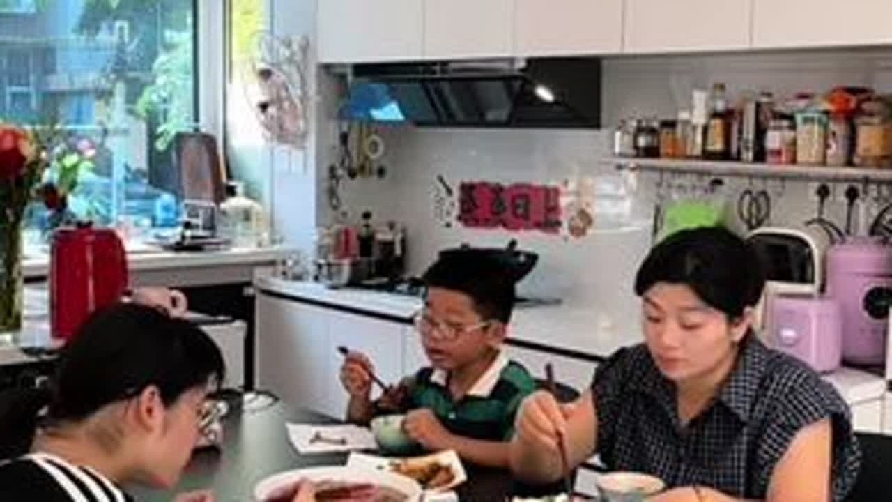 周末老公回来看我们娘仨，待一天今天又要回搬砖，凌晨3点36起床给老公做早饭…周末的一天给俩孩子做她们喜欢吃的饭菜，再送姐姐去补课班#记录真实生活#周末夫妻#vlog十亿流量扶持计划 #全职宝妈