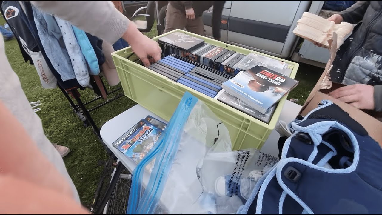 IL RATISSE AVEC SON ENFANT  EN VIDE GRENIER LIVE