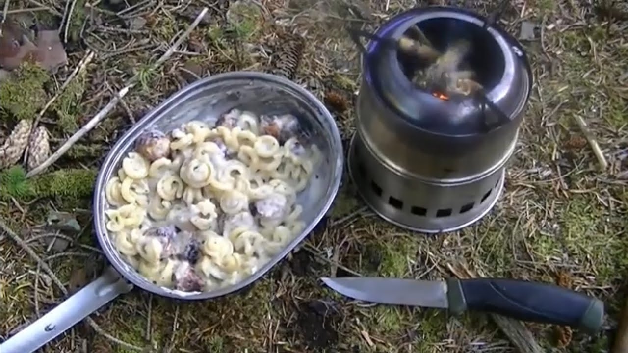 Forest Cooking Sausage & Pasta on the Forfar stove using the American Army Mess Kit