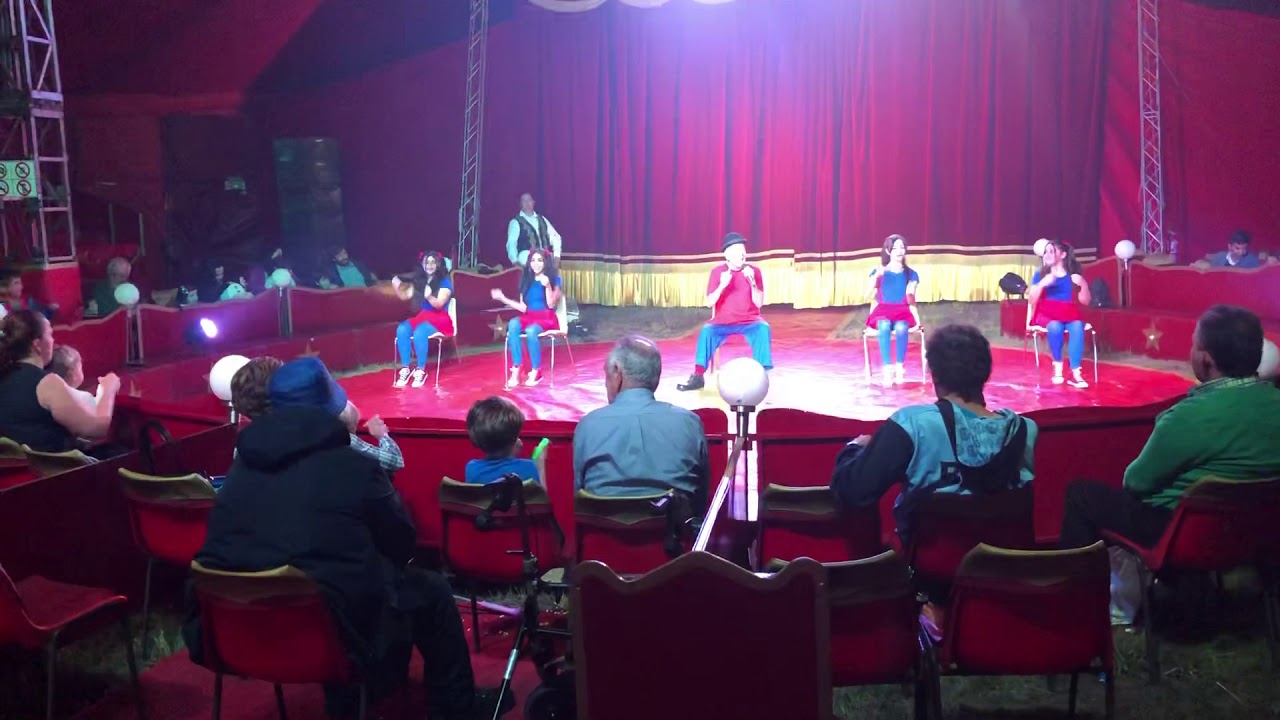 Roi bailando con Fofito en Gran Circo Holiday