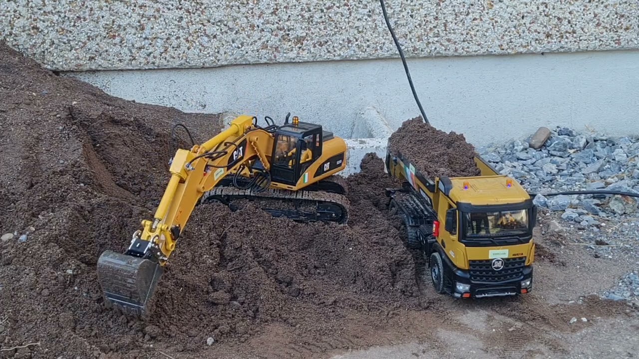 Upgraded Huina 1535 rc excavator loading trucks