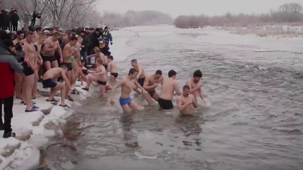 Сотні франківців на Йордана купаються у крижаній воді Бистриці