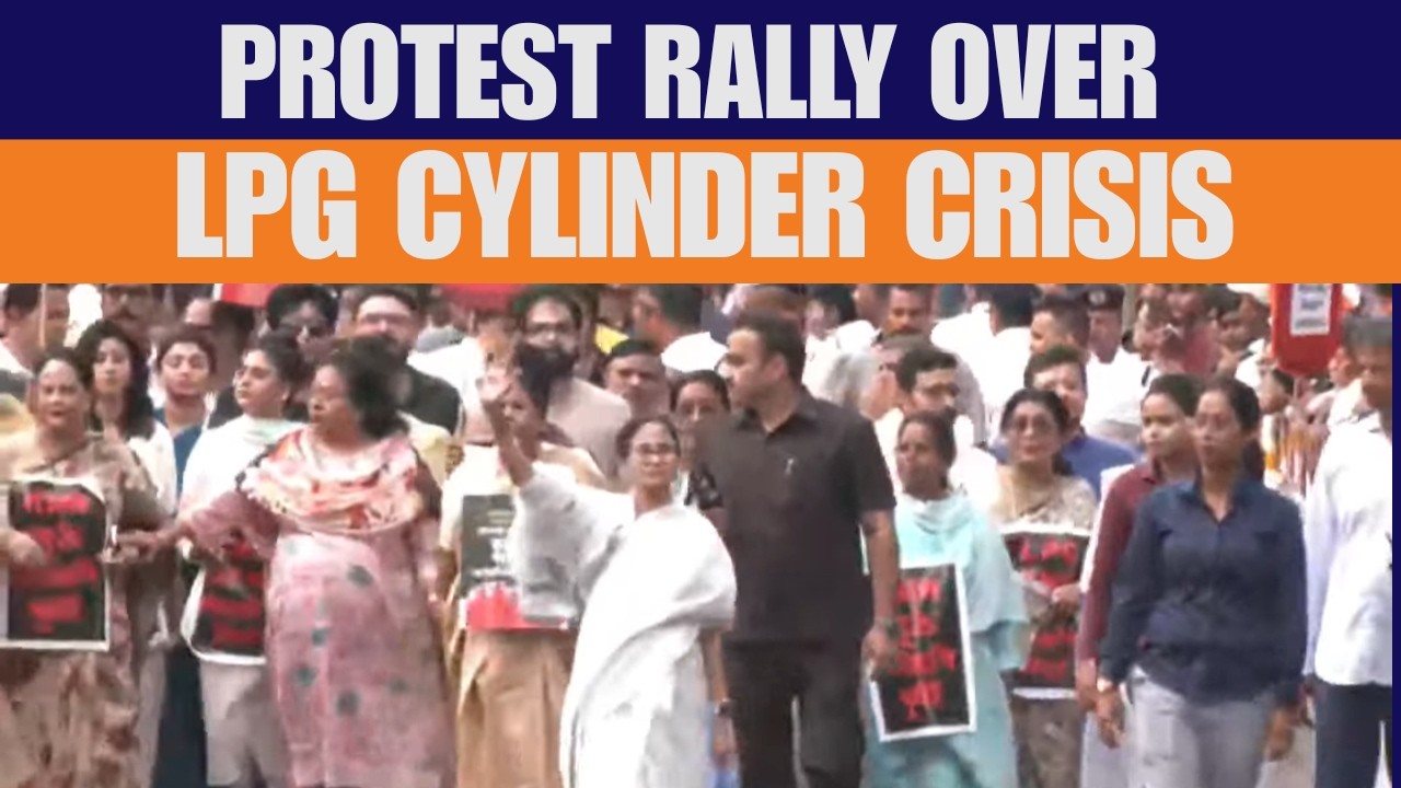 LIVE: West Bengal CM Mamata Banerjee Leads Protest Rally in Kolkata Over LPG Cylinder Crisis | TMC