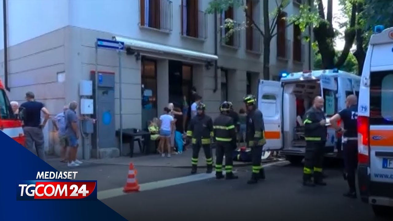 Giussano (Monza), auto finisce sui tavolini di un bar