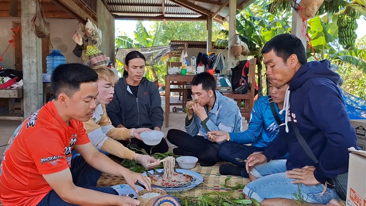 บ่าวสอนตำเข้าปุ้นให้เพื่อนๆกิน แช่บๆ