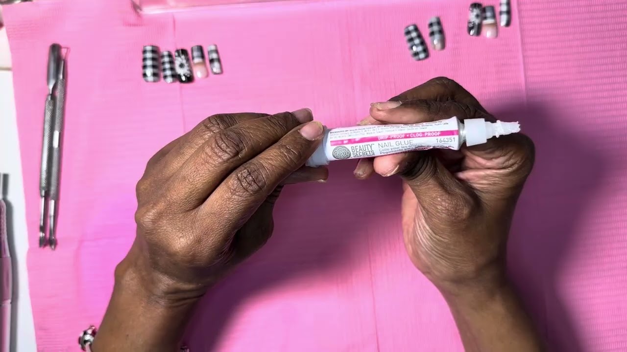 Press On Nails #lipsmackingnails #pressonnails ##madamglam #subscribemychannel #diynails #beetle 