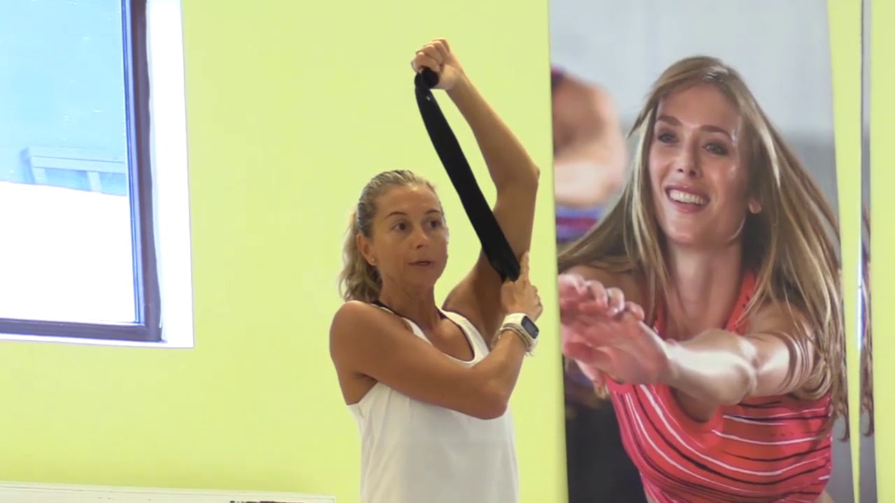 Antrenament pentru brate si picioare cu banda elastica