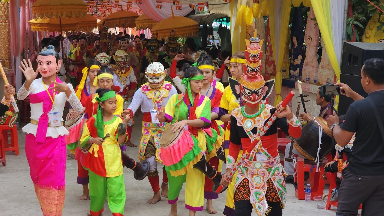 Nhảy chằn diễu hành kết thúc ngày đầu tiên tiếp đón khách đến chùa sleng thmey. Lễ kiết giới sima