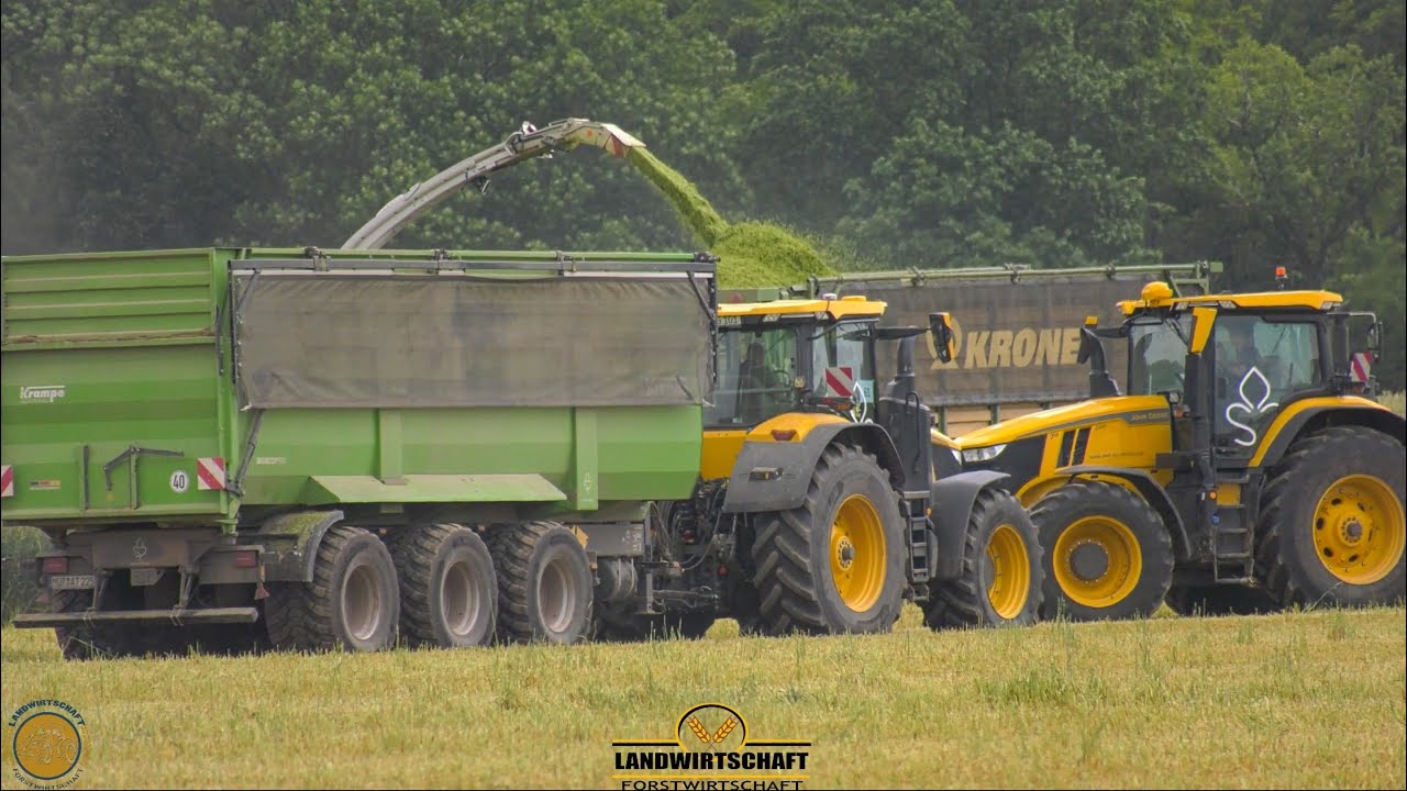 Gelbe John Deere Traktoren im Einsatz LU Ganzenmüller in der 400ha GPS Ernte Claas Jaguar 980